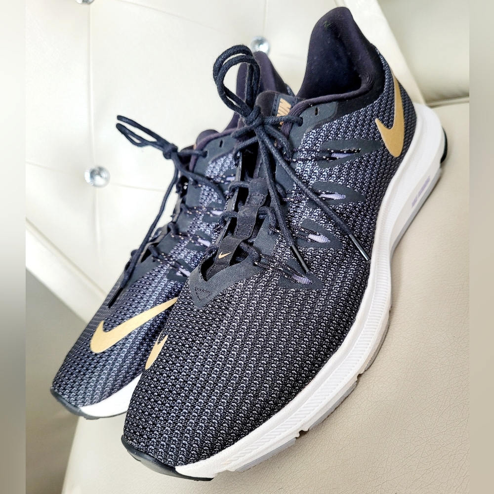 Nike Quest Women's Running Lightweight Sneakers Gold Metallic/Gray Mesh US 8.5